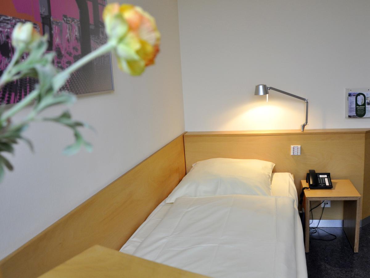 Seminarhotel In Der Manfred-Sauer-Stiftung Lobbach Room photo
